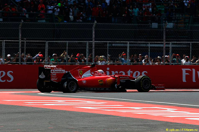 Себастьян Феттель возвращается в боксы после прокола на первом круге гонки в Мехико