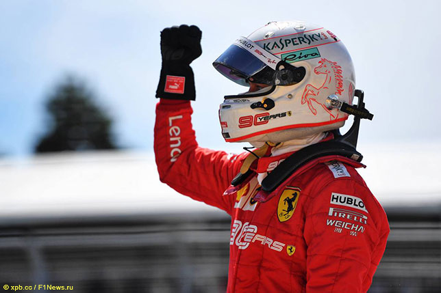 Льюис Хэмилтон поздравляет Себастьяна Феттеля с победой в квалификации