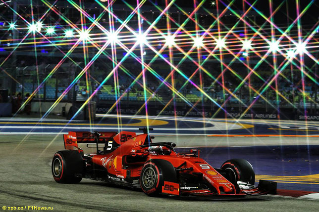 Себастьян Феттель на трассе в Сингапуре