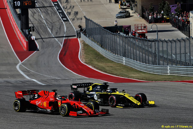 Даниэль Риккардо обгоняет Себастьяна Феттеля