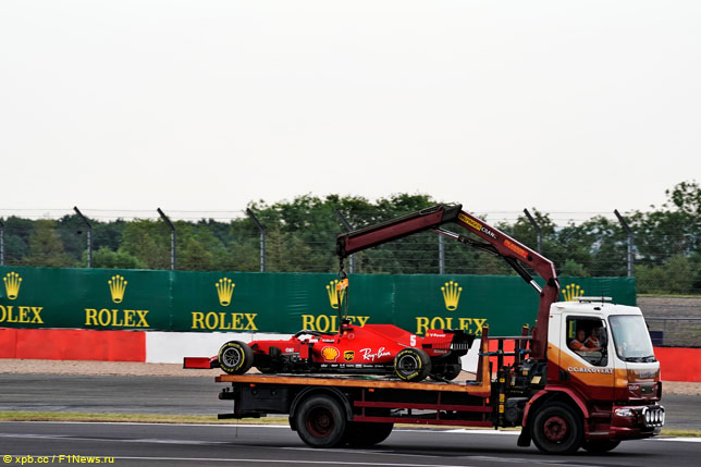 Эвакуация машины Себастьяна Феттеля