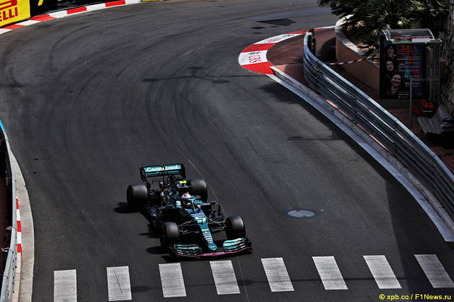 Себастьян Феттель за рулём машины Aston Martin на трассе в Монако