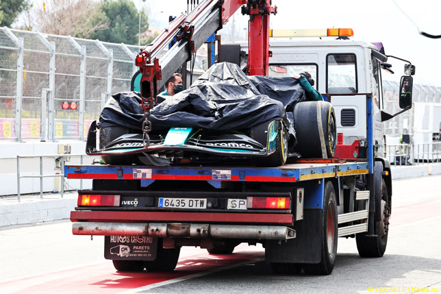 Машина Себастьяна Феттеля на эвакуаторе