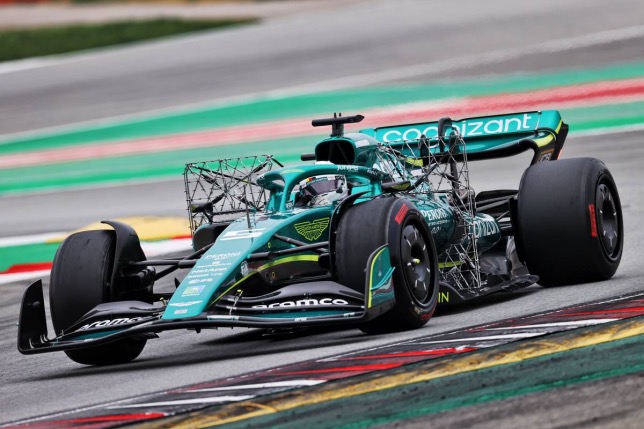 Себастьян Феттель за рулём Aston Martin AMR22 на тестах в Барселоне, фото XPB