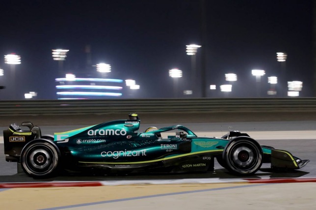 Себастьян Феттель за рулём Aston Martin AMR22 на тестах в Бахрейне, фото XPB