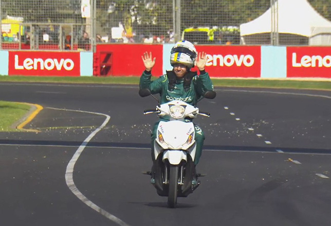 Себастьян Феттель возвращается в боксы на скутере