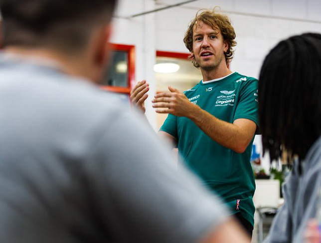 Себастьян Феттель беседует с молодыми заключёнными, фото пресс-службы Aston Martin