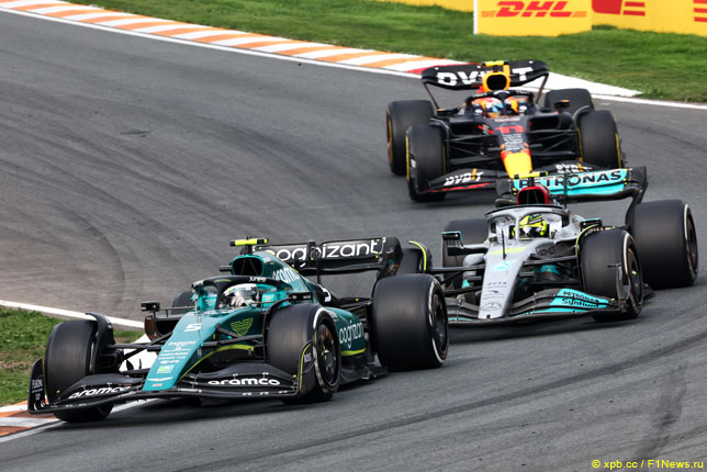 Отстающий на круг Себастьян Феттель едет впереди Льюиса Хэмилтона и Серхио Переса
