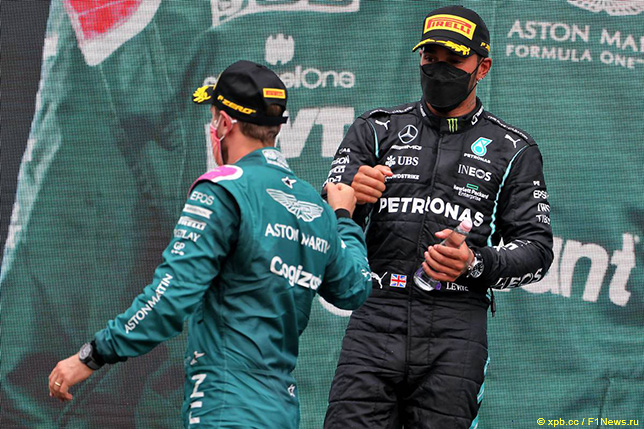 Льюис Хэмилтон и Себастьян Фетель поздравляют друг друга после подиума в Венгрии, 2021 год