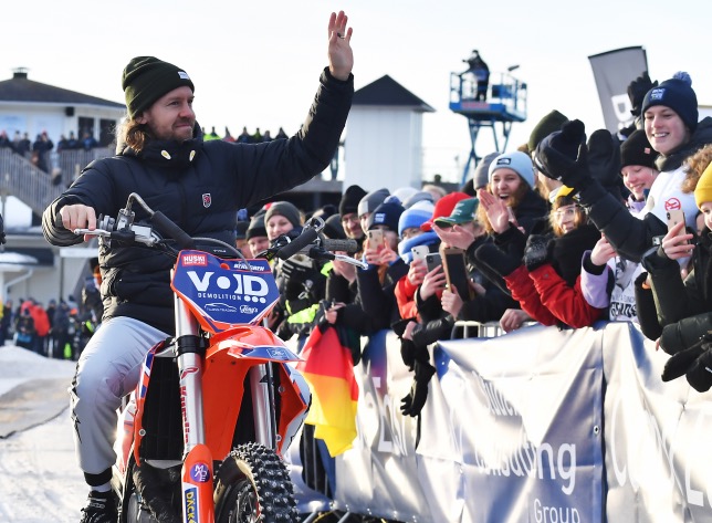 Себастьян Феттель приветствует болельщиков на Гонке чемпионов, фото пресс-службы ROC