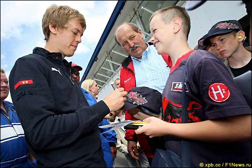 Себастьян Феттель раздает автографы в Хоккенхайме