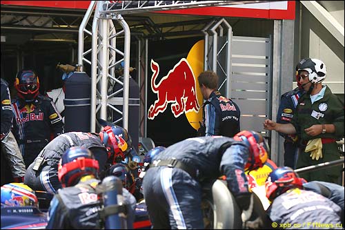 Себастьян Феттель вернулся в боксы Red Bull после схода