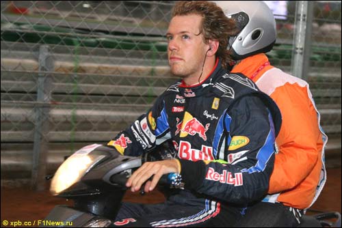 Себастьян Феттель возвращается в боксы на скутере после аварии