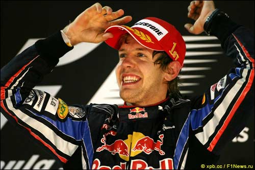 Себастьян Феттель на подиуме Гран При Абу-Даби