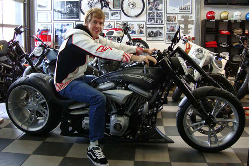 Себастьян Феттель на мотоцикле Avalanche. Фото hardcore-cycles.com