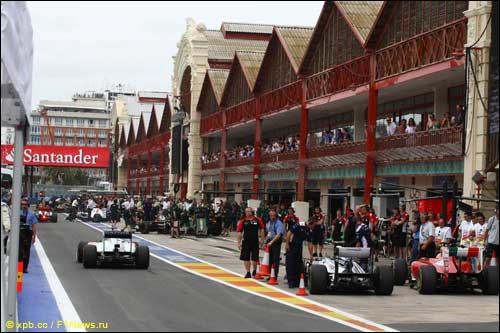 Пит-лейн в Сильверстоуне