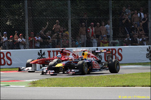 Себастьян Феттель обгоняет Фернандо Алонсо на Гран При Италии