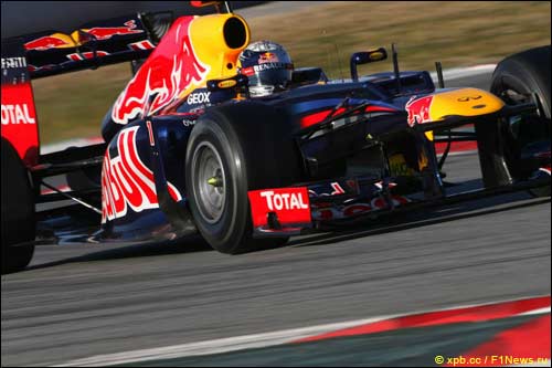 Себастьян Феттель за рулем RB8 на тестах в Барселоне