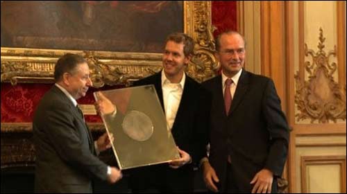 Жан Тодт вручает Себастьяну Феттелю Гран При Академии спорта