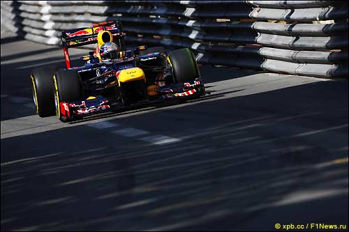 Себастьян Феттель на трассе в Монако