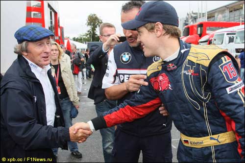 Джеки Стюарт поздравляет Себастьяна Феттеля с первой победой. Монца, 2008 год