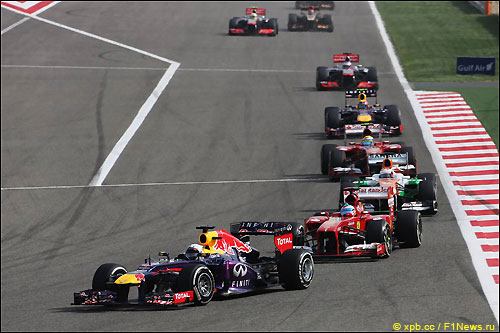 Себастьян Феттель и Фернандо Алонсо на первых кругах Гран При Бахрейна