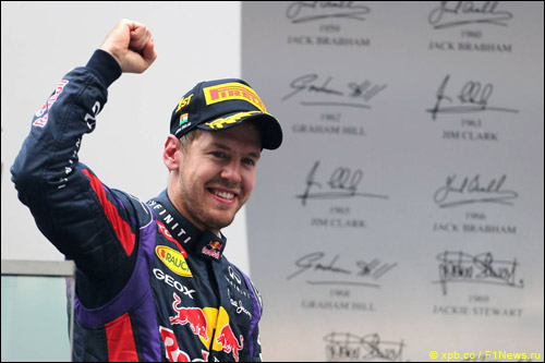 Себастьян Феттель на подиуме в Индии после завоевания четвёртого титула