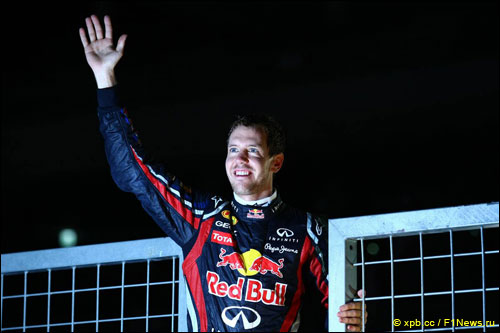 Себастьян Феттель отмечает победу в чемпионате на Сузуке