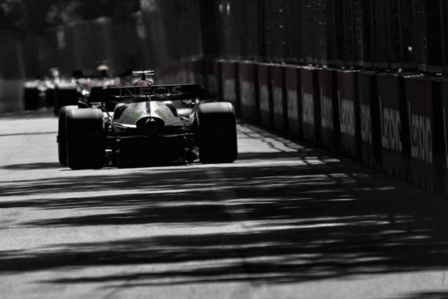 Льюис Хэмилтон за рулём Mercedes W13 на трассе в Бку, фото XPB