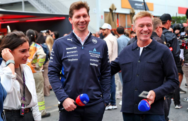 Джеймс Ваулз, руководитель Williams Racing, (в центре) во время интервью Sky Sports, фото XPB