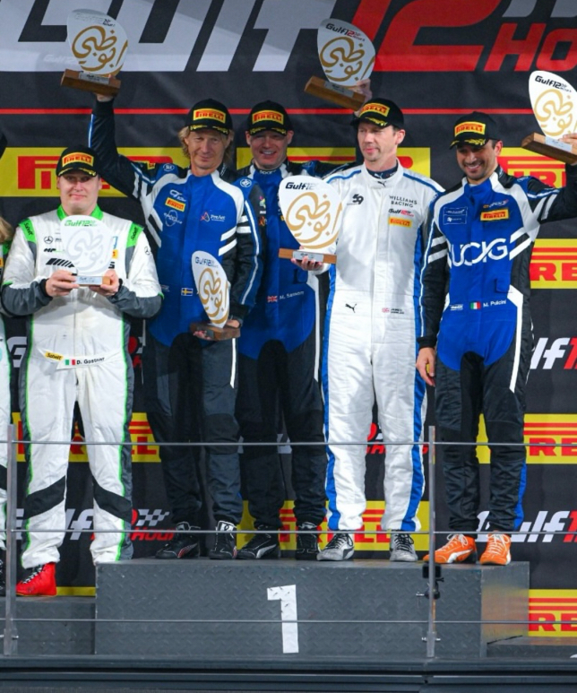 Команда Garage59 на подиуме в Абу-Даби, фото из социальных сетей