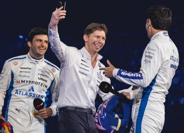 Джеймс Ваулз вместе с гонщиками Williams, фото из социальных сетей