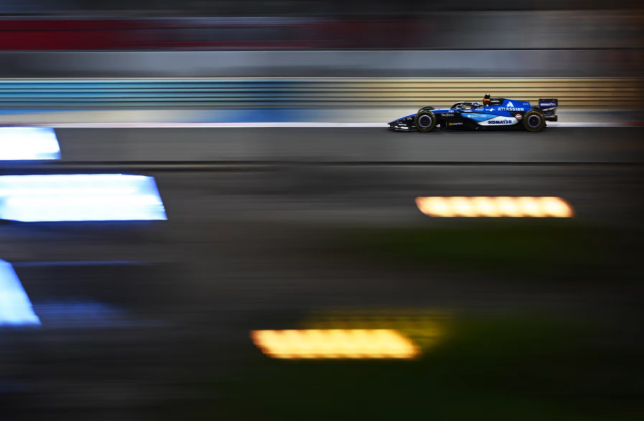 Машина Williams FW48 на трассе в Бахрейне, фото пресс-службы команды