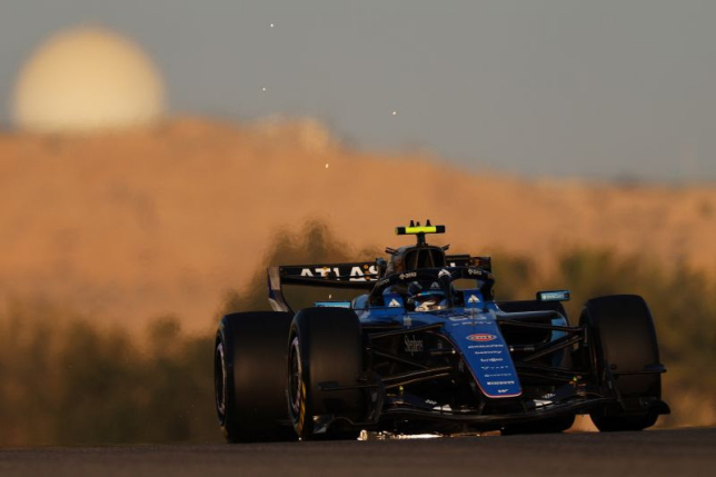 Карлос Сайнс за рулём Williams FW48 на тестах в Бахрейне, фото пресс-службы команды