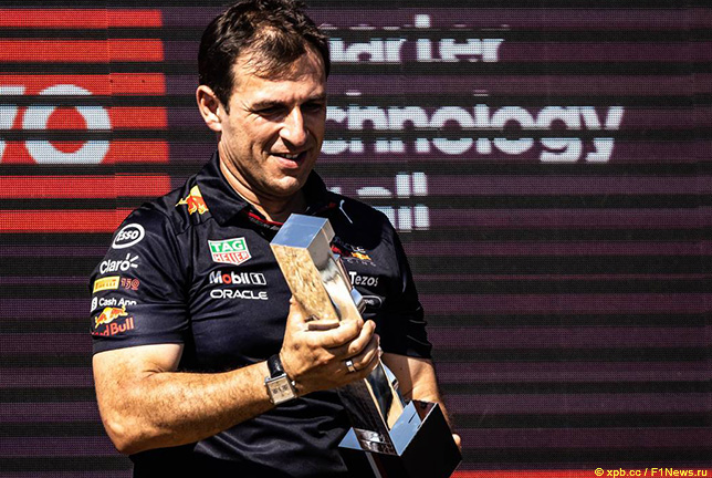 Пьер Ваше на подиуме в Ле-Кастелле после победы Макса Ферстаппена