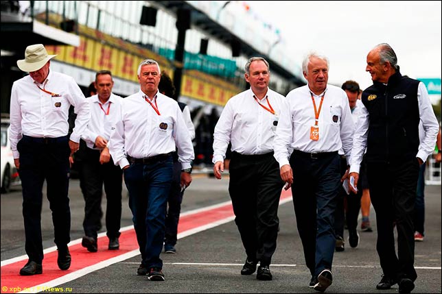 Дерек Уорик, Чарли Уайтинг и представители FIA в Мельбурне