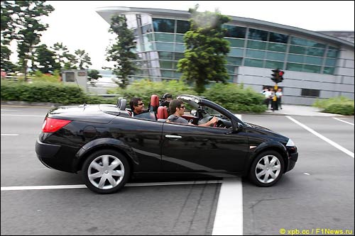 Марк Уэббер на улицах Сингапура