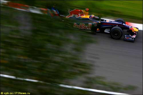 Марк Уэббер на трассе в Спа