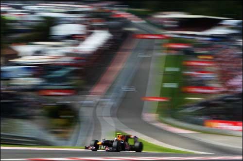 Себастьян Феттель проходит поворот Eau Rouge, Спа, 2009 г.