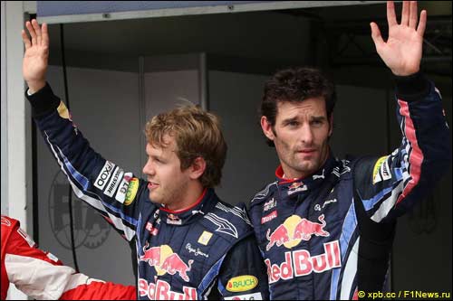 Марк Уэббер (справа) и Себастьян Феттель