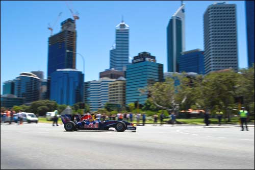 Даниэль Риккардо на улицах Перта