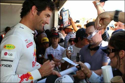 Марк Уэббер раздает автографы на Фестивале Скорости в Перте