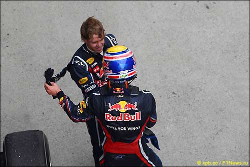 Себастьян Феттель и Марк Уэббер поздравляют друг друга после финиша Гран При Китая