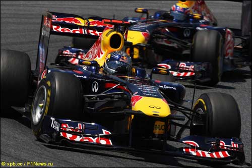 Себастьян Феттель и Марк Уэббер по ходу Гран При Испании