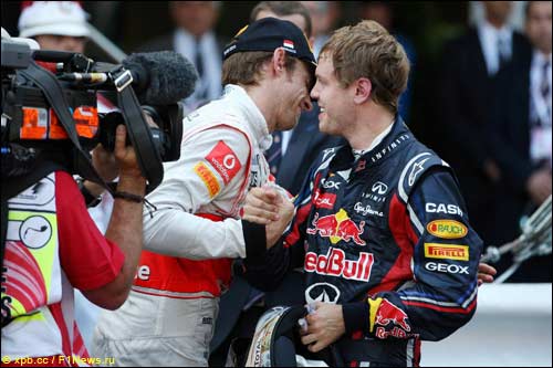 Дженсон Баттон поздравляет Себастьяна Феттеля с победой