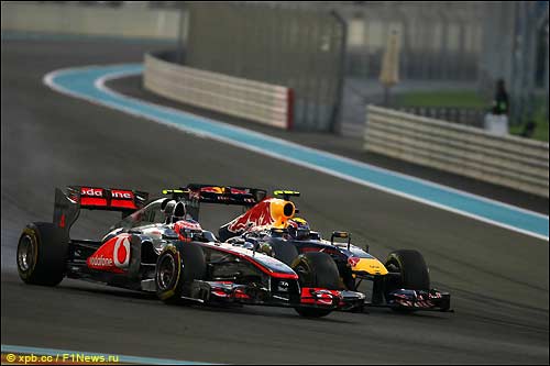 Марк Уэббер ведет борьбу с Дженсоном Баттоном на трассе в Абу-Даби