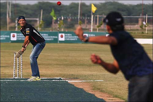 Марк Уэббер играет в крикет