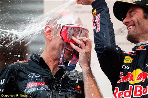 Эдриан Ньюи и Марк Уэббер на подиуме Гран При Кореи