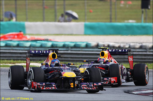 Себастьян Феттель и Марк Уэббер ведут борьбу на трассе Гран При Малайзии