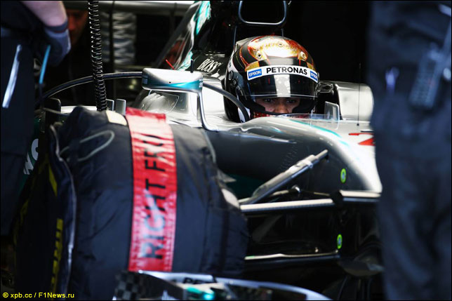 Паскаль Верляйн за рулем Mercedes на тестах в Сильверстоуне